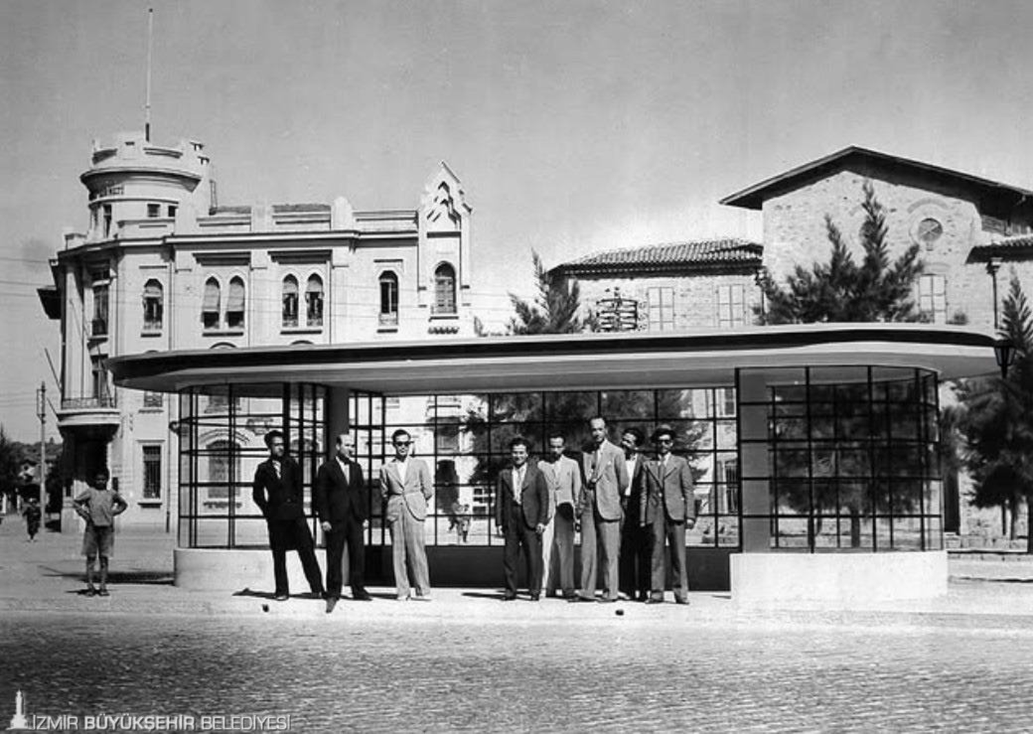 İzmir’in nostaljik durakları modern tasarımıyla geri dönüyor